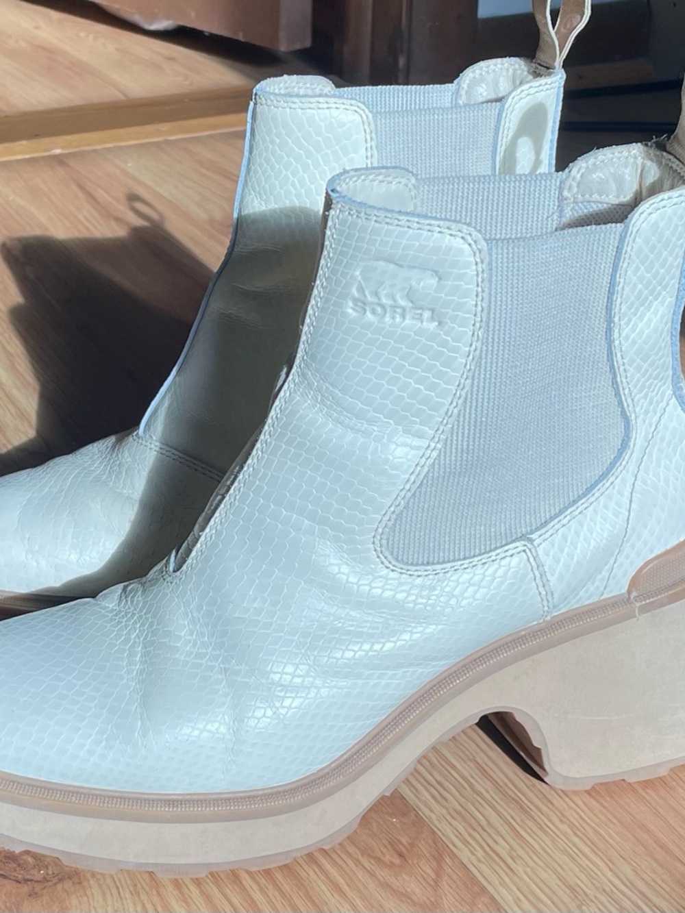 Sorel White Platform Boots size 9.5